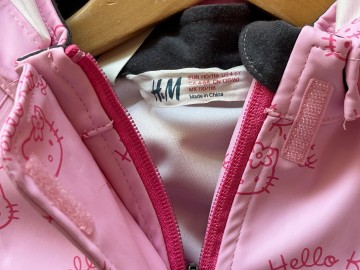 H&M Hello Kitty regenjas maat 110/116 d1