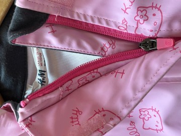 H&M Hello Kitty regenjas maat 122/128 d1